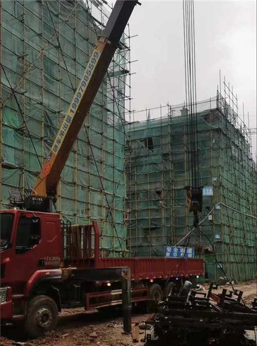 卓尼县“慢工细活”—— 吊车的 “微动控制” 技术